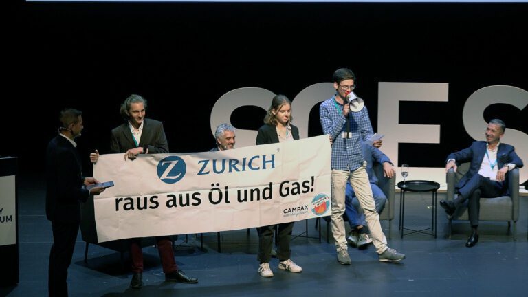 Am 7.9.2022 haben Aktivist*innen von Klimastreik Winterthur und Campax die Bühne der Veranstaltung des Swiss Green Economy Symposium (SGES) im Stadttheater Winterthur mit einem Banner gestürmt.
