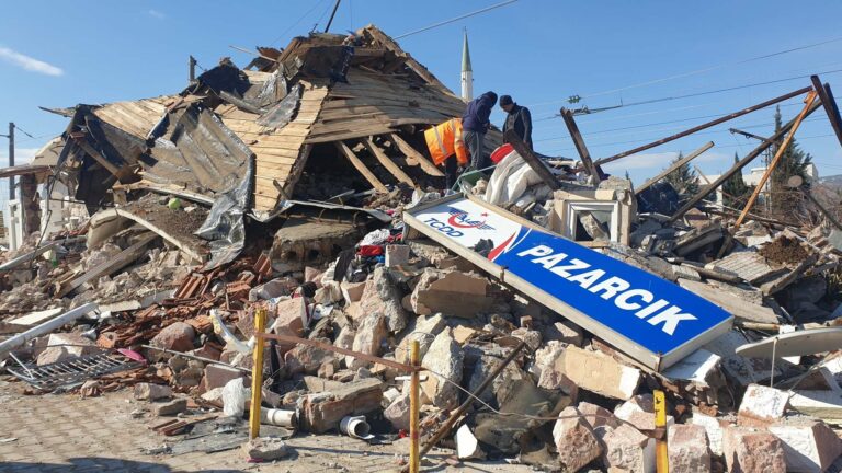 Erdbeben in der Türkei. Campax sammelt 65'000 Schweizer Franken für den Kurdischen Halbmond!