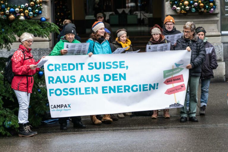 Campax Volunteers bei einer Aktion zur Kampagne «Credit Suisse raus aus den fossilen Energien»