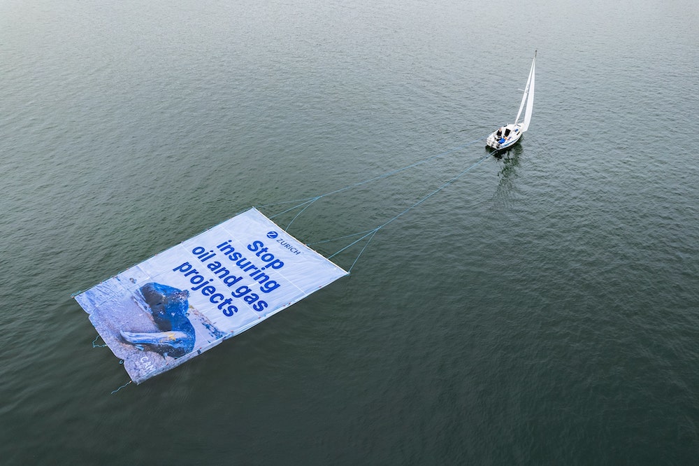 Zurich Insurance - Stop insuring oil & gas project - Aktion mit Banner auf dem Zürichsee zur Generalversammlung 2022