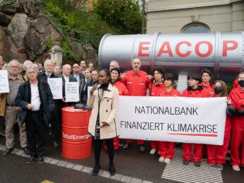 Aktion zur GV der Nationalbank (Nationalbank finanziert Klimakrise)
