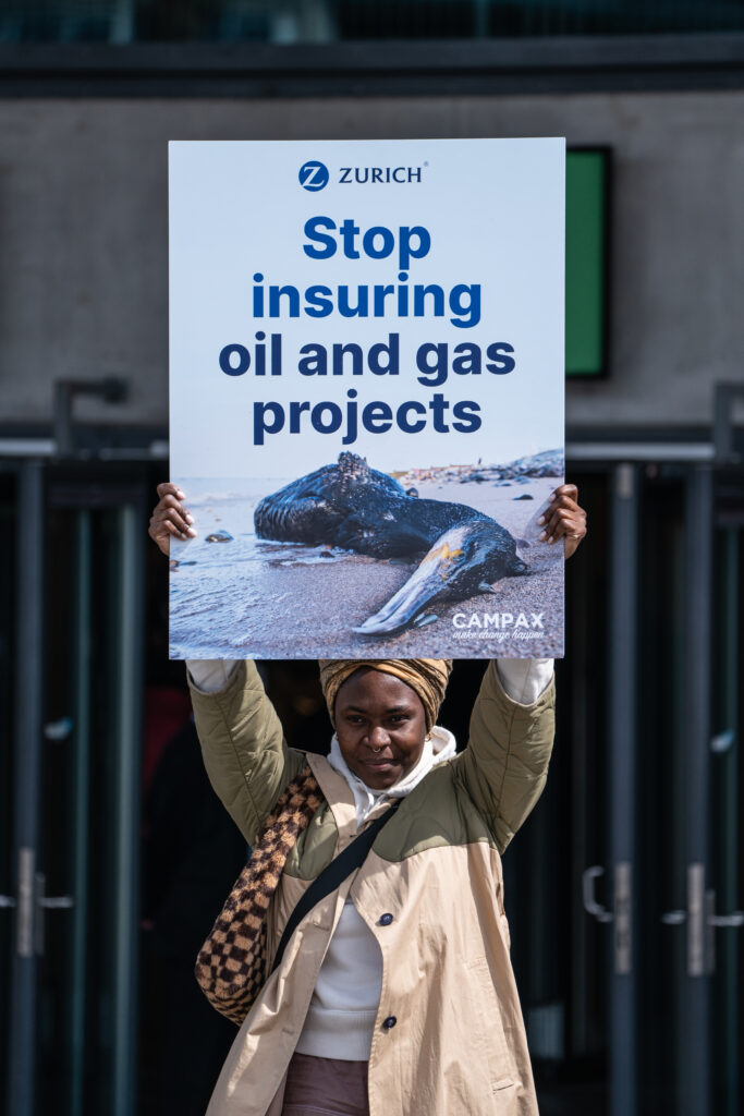 Zurich Insurance - Stop insuring oil & gas project - Aktion am Eingang zur Generalversammlung 2023