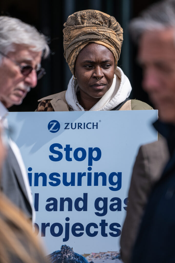Zurich Insurance - Stop insuring oil & gas project - Aktion am Eingang zur Generalversammlung 2023