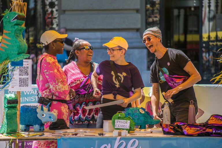 Frauenstreik 2023 (14. Juni) in Bern: Campax Team beim Einspielen