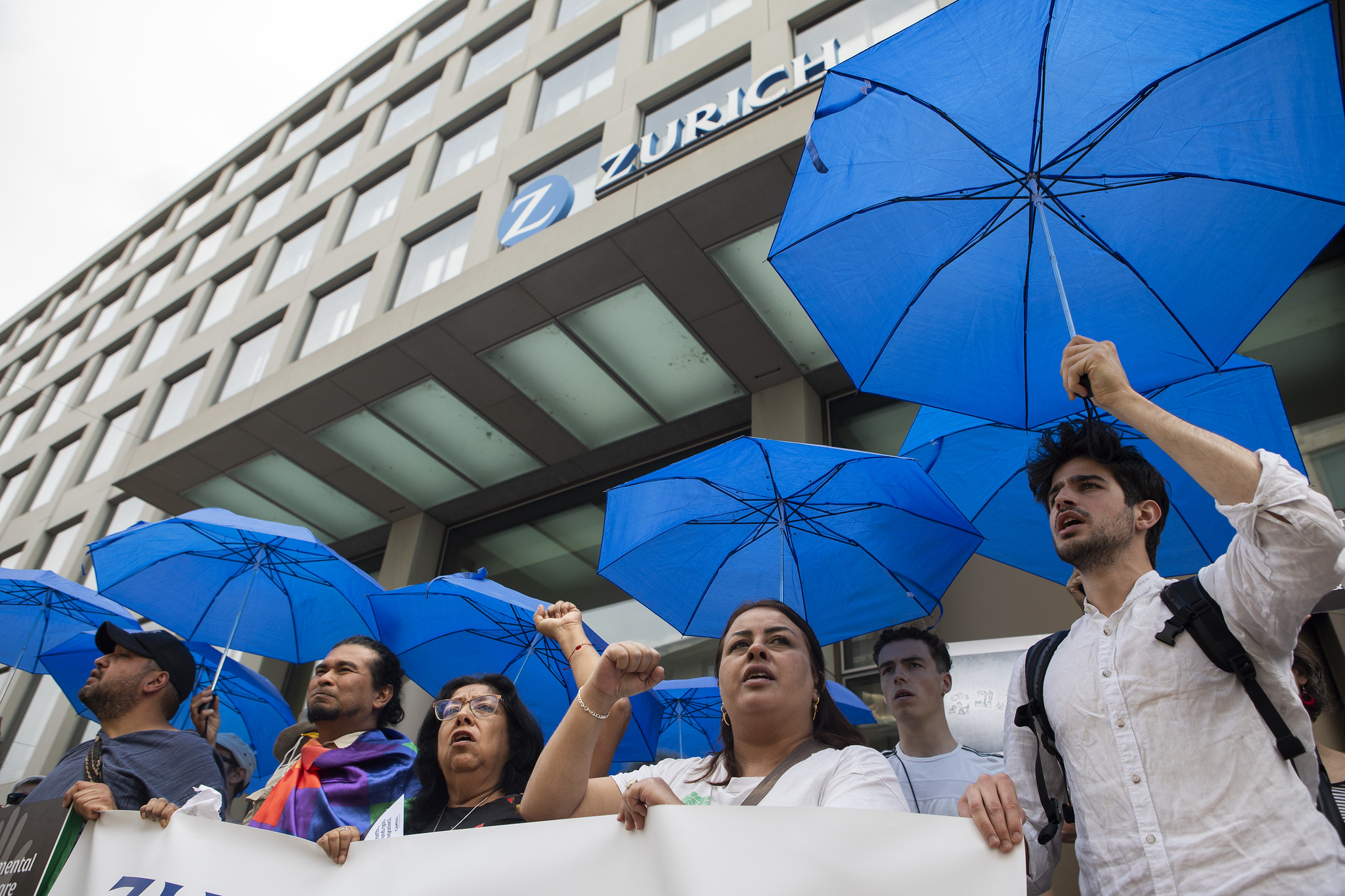 Manifestation devant le siège de Zurich Insurance Company avec des représentants d'Amérique du Sud