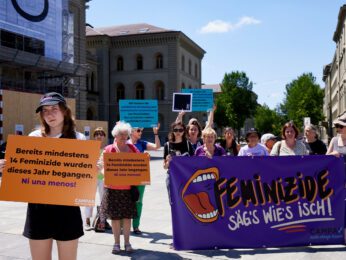 Petitionsübergabe Feminizide («Säg's wie's isch», statistische Erfassung von Feminizide in der Schweiz)