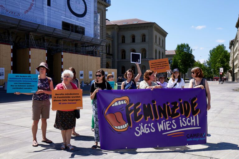 Petitionsübergabe Feminizide («Säg's wie's isch», statistische Erfassung von Feminizide in der Schweiz)