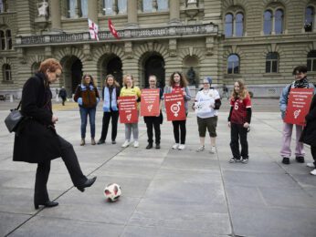 Ständerätin Eva Herzog mit den Teilnehmern an der Petitionsübergabe zur Frauen Fussball-EM
