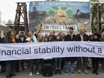 Demonstration vor der SNB zur GV - End fossil finance