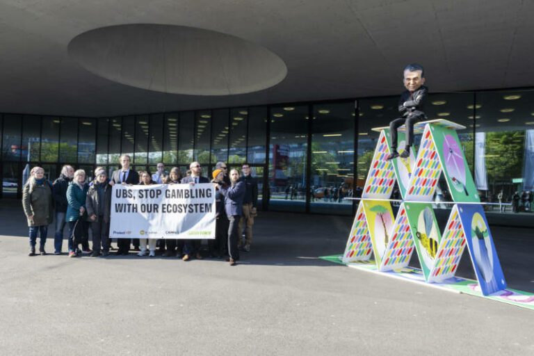 Umwelt-Aktivisten vor der GV der UBS in Basel