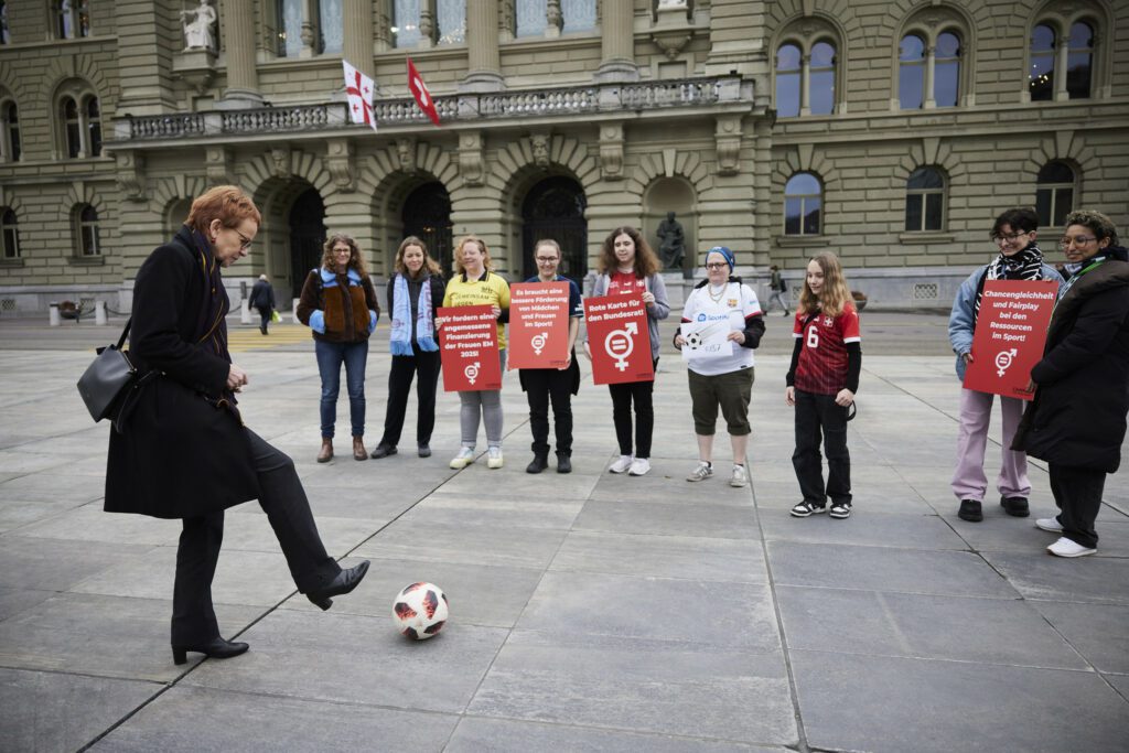 Gewinn für die Frauen-Fussball-EM. Fussball-Akrobatik auf dem Bundesplatz