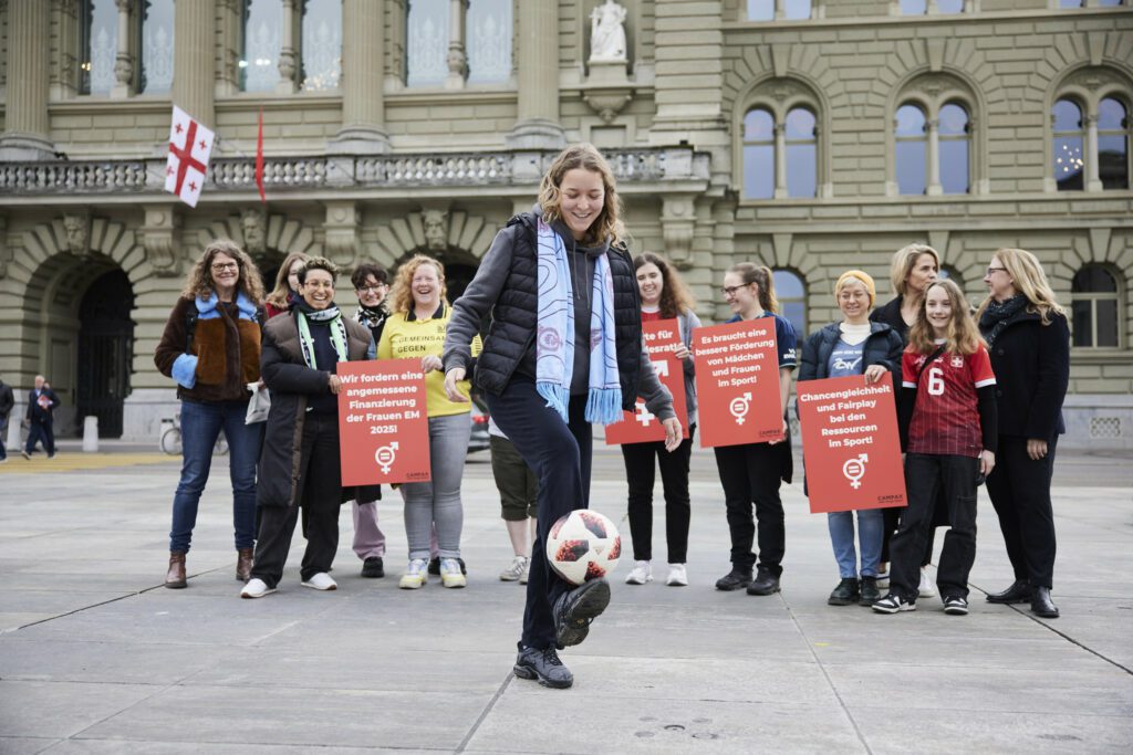 Gewinn für die Frauen-Fussball-EM. Fussball-Akrobatik auf dem Bundesplatz