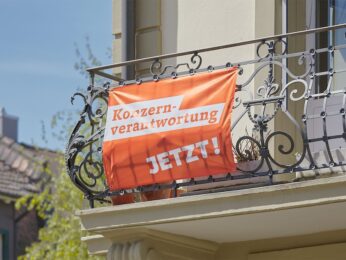 Banner an Balkon zur Konzernverantwortungsinitiative 2025