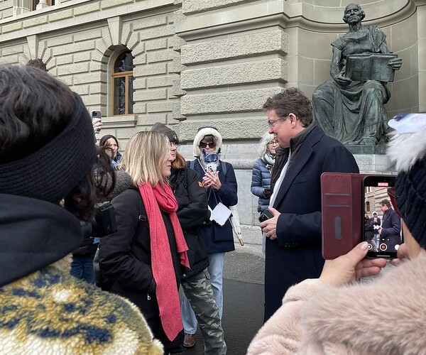 Bundesrat Rösti trifft auf Campax-Aktivisten vor dem Bundeshaus