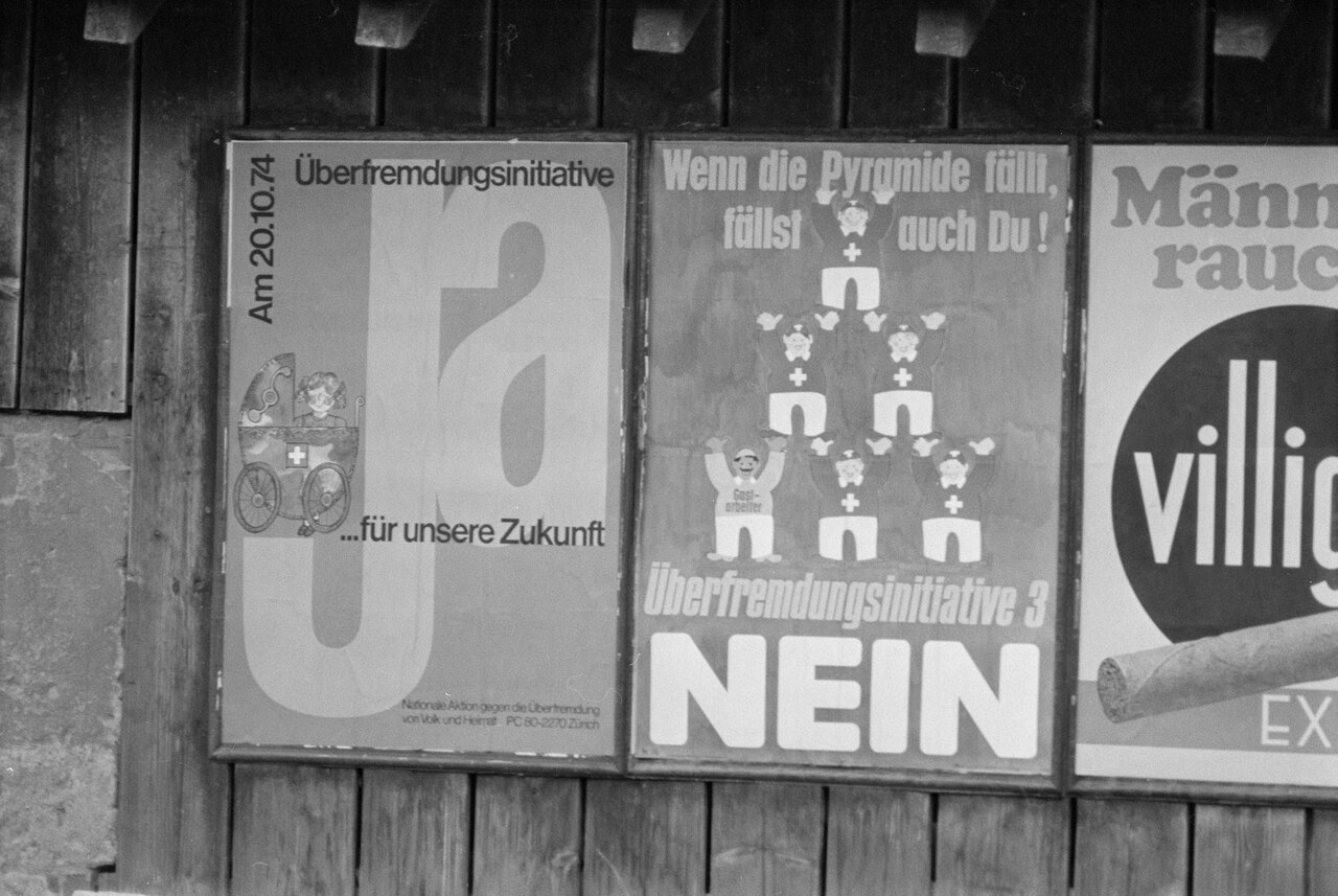 Schwarz-weisses Foto mehrerer Abstimmungsplakate zur dritten Überfremdungsinitiative in Basel 1974.